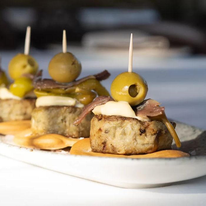 Frozen Mini Artichoke Burger 45 Pc. x 35g Caprichos | Hamburgusea de Alcachofa Congelada 45 Pc. x 35g Caprichos - La despensa