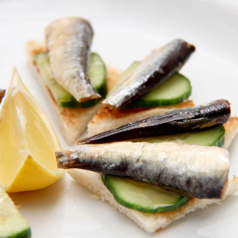 Small Sardines Spicy in Olive Oil 12-16 pcs La Brujula 115g Tin | Sardinillas picantes in Olive Oil 12-16 pcs La Brujula 115g