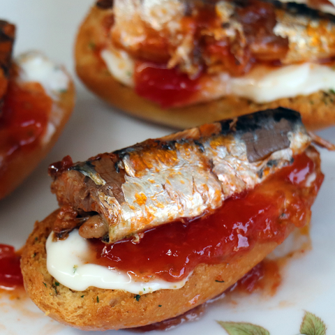 Small Sardines in Smoked Olive Oil 10-15 pcs La Brujula 130g Tin |  Sardinillas en Aceite de Oliva Ahumado 10-15 pcs La Brujula  130 g Tin