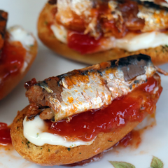 Small Sardines do Xeito in Olive Oil 15/20 pcs La Brujula 130g Tin | Sardinillas Do Xeito en Aceite de Oliva 15/20 Pc La Brujula 130g