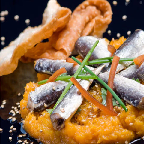 Small Sardines do Xeito in Olive Oil 20/25 pcs La Brujula 130g Tin  | Sardinillas Do Xeito en Aceite de Oliva 20/25 Pc La Brujula 130g